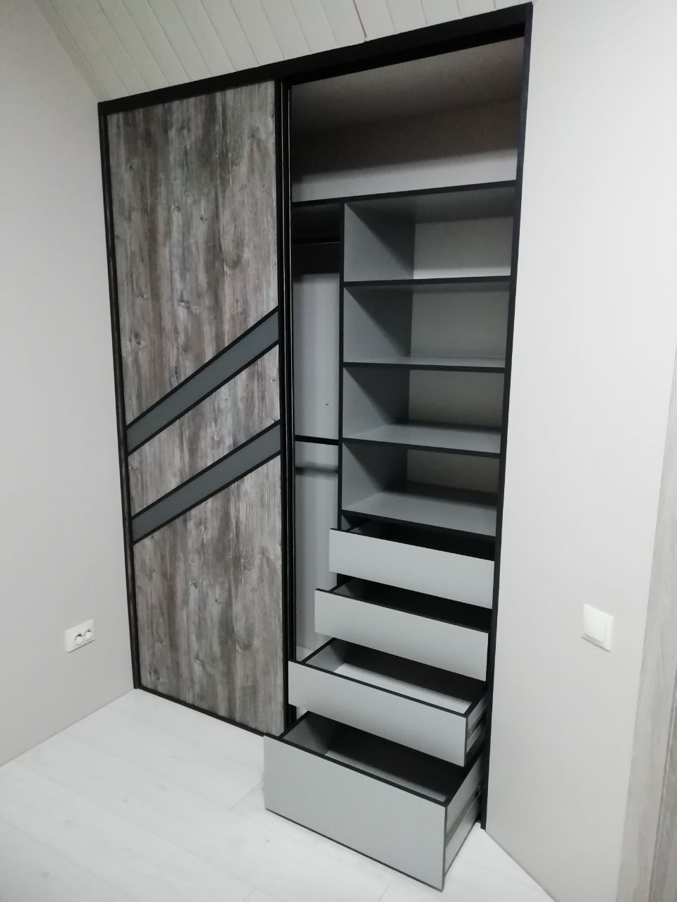 Шкаф купе под скат крыши в сером оформлении - индивидуальный заказ в салоне мебели Финист Терра