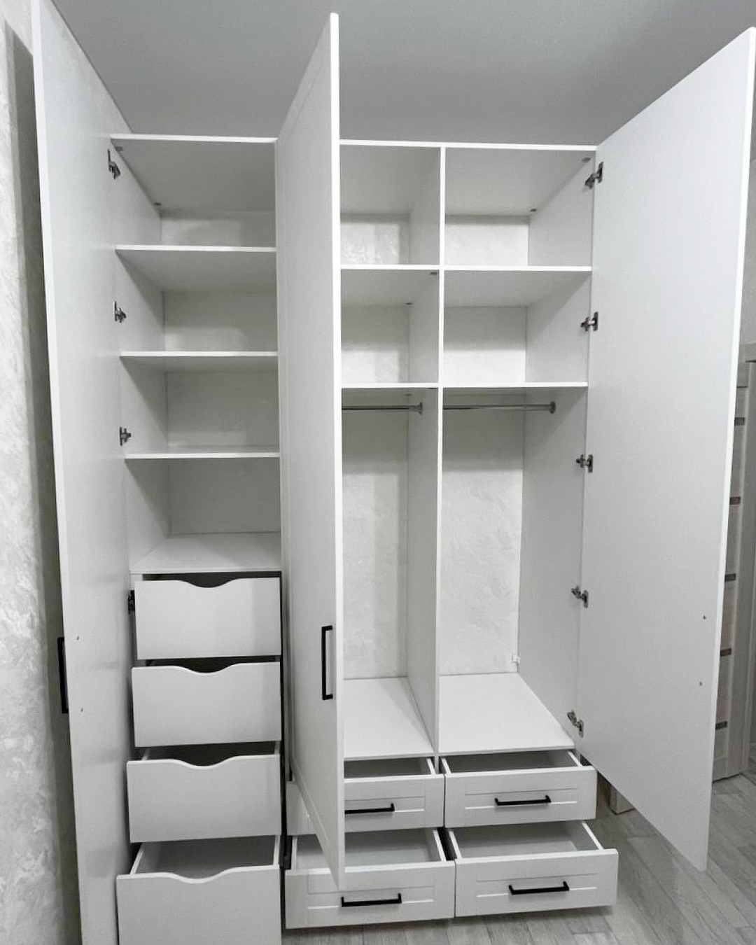 Изготовление шкафов под заказ: внутреннее наполнение распашного шкафа от Финист Терра