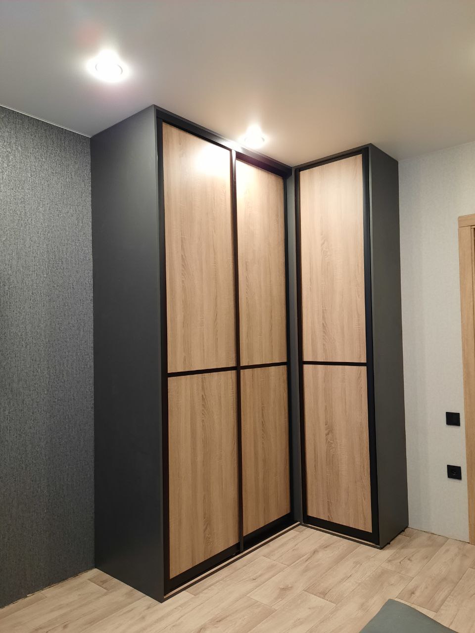 Темный угловой шкаф купе в гостиную от Финист Терра