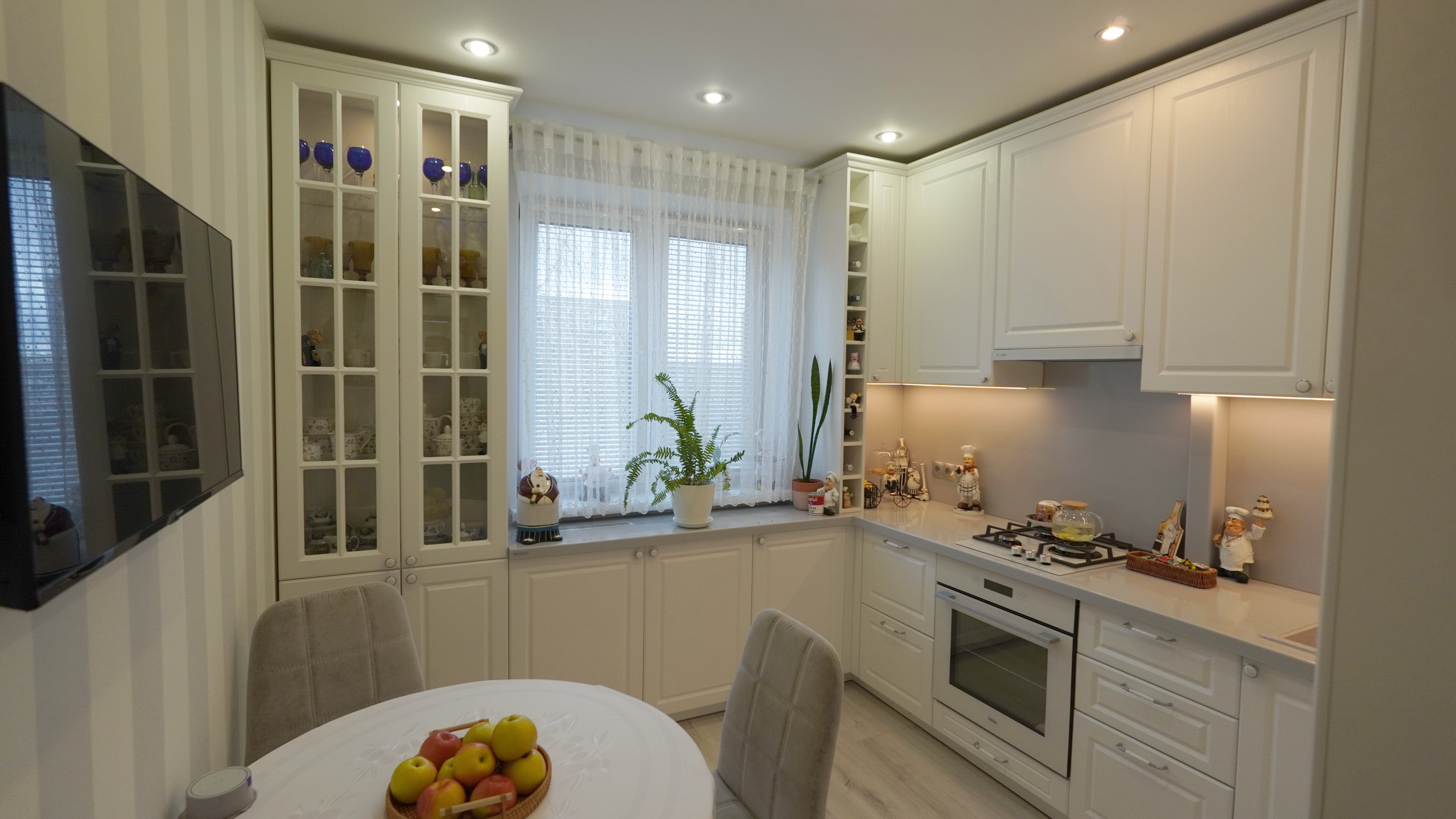 Кухонный гарнитур по индивидуальному проекту от &laquo;Финист Терра&raquo; со встроенной техникой