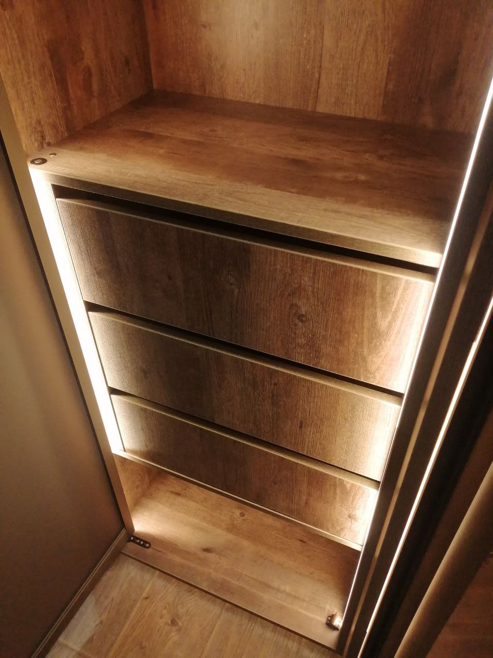 Шкаф от Финист Терра: выдвижные ящики с оформлением под натуральное дерево