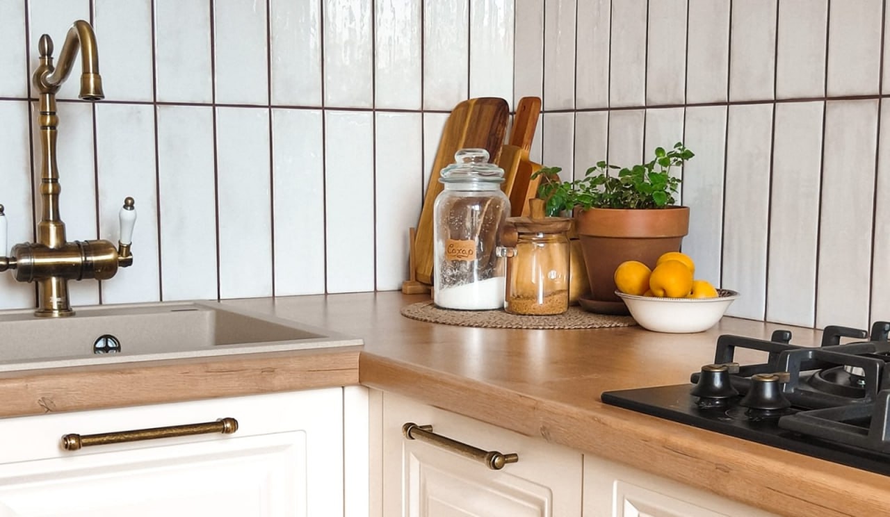 Фартук из плитки на кухне в стиле прованс фото референс