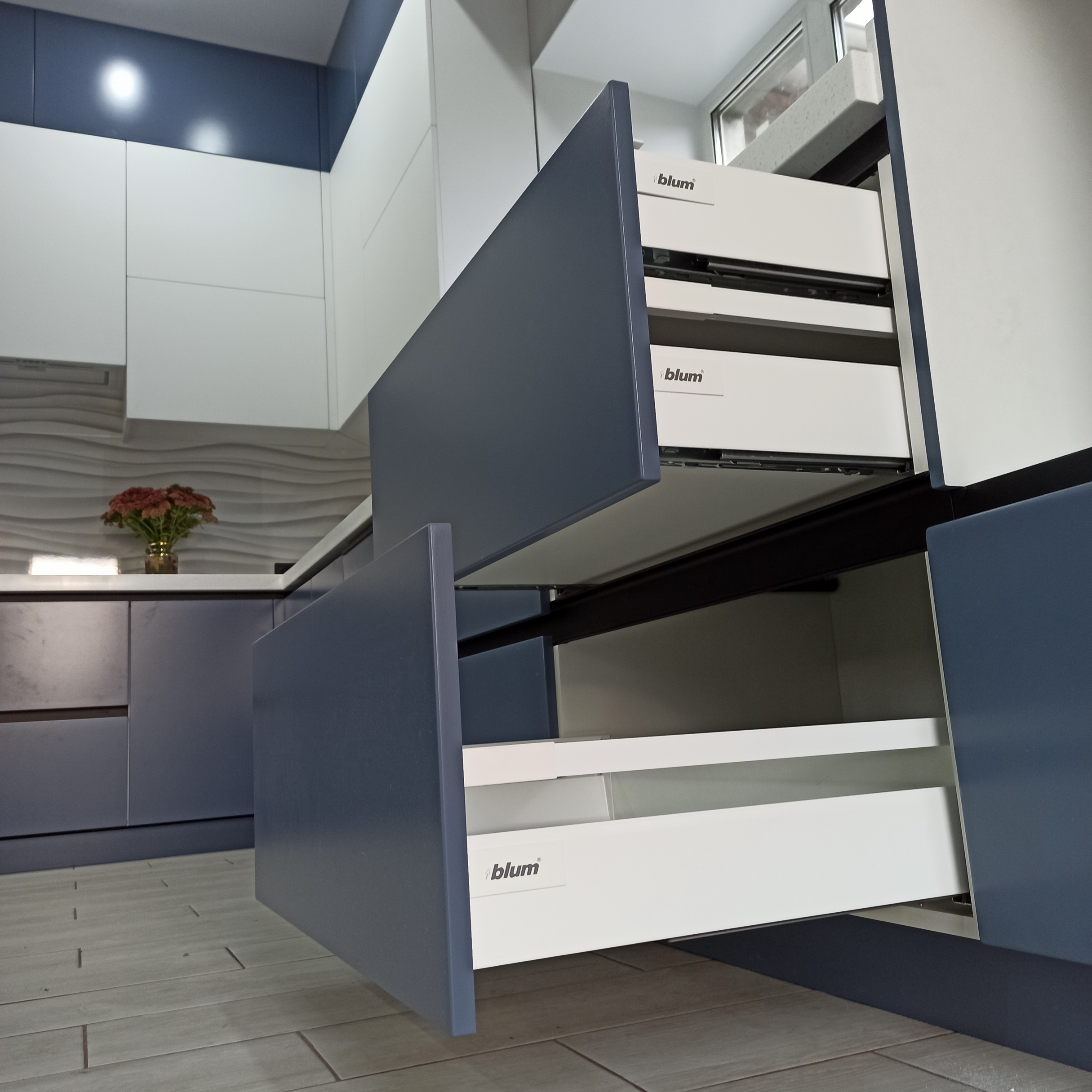 Качественная фурнитура фирмы blum используется в кухнях на заказ