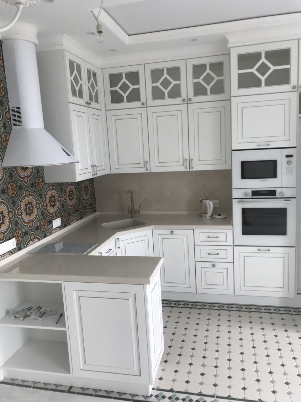 Плоский плинтус для светлого кухонного гарнитура